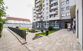Elegant & Spacious - Central Apartment